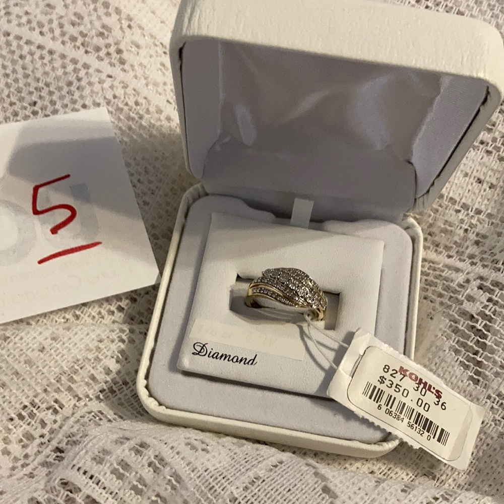 A very beautiful ladies sterling silver diamond ring size 7, super deal